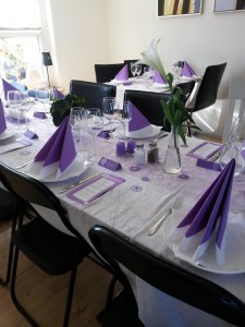 Konfirmation, grin, sol, limousine og en smuk glad pige