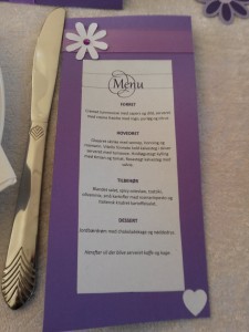 Konfirmation, grin, sol, limousine og en smuk glad pige