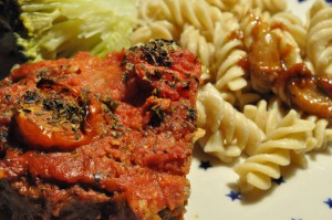 Græsk farsbrød med tomatsauce og pasta