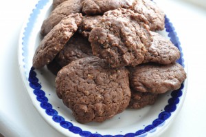 Cookies med brun farin og hvid chokolade
