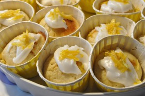 Saftige citronmuffins med citronglasur – opskrift 