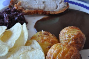 Flæskesteg og hasselbackkartofler 