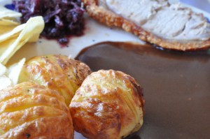 Flæskesteg og hasselbackkartofler 