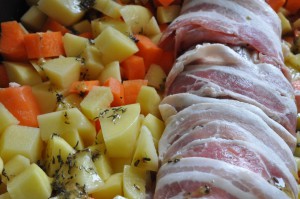 Mørbrad med bacon i ovn m. tilbehør - opskrift