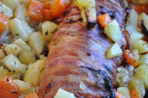 Mørbrad med bacon i ovn m. tilbehør - opskrift