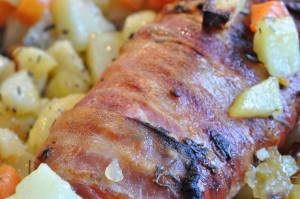 Mørbrad med bacon i ovn m. tilbehør - opskrift