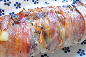 Mørbrad med bacon i ovn m. tilbehør - opskrift