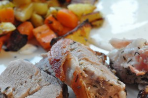 Mørbrad med bacon i ovn m. tilbehør - opskrift