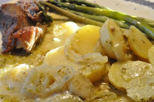 Marineret nakkesteg i stegso og pesto flødekartofler