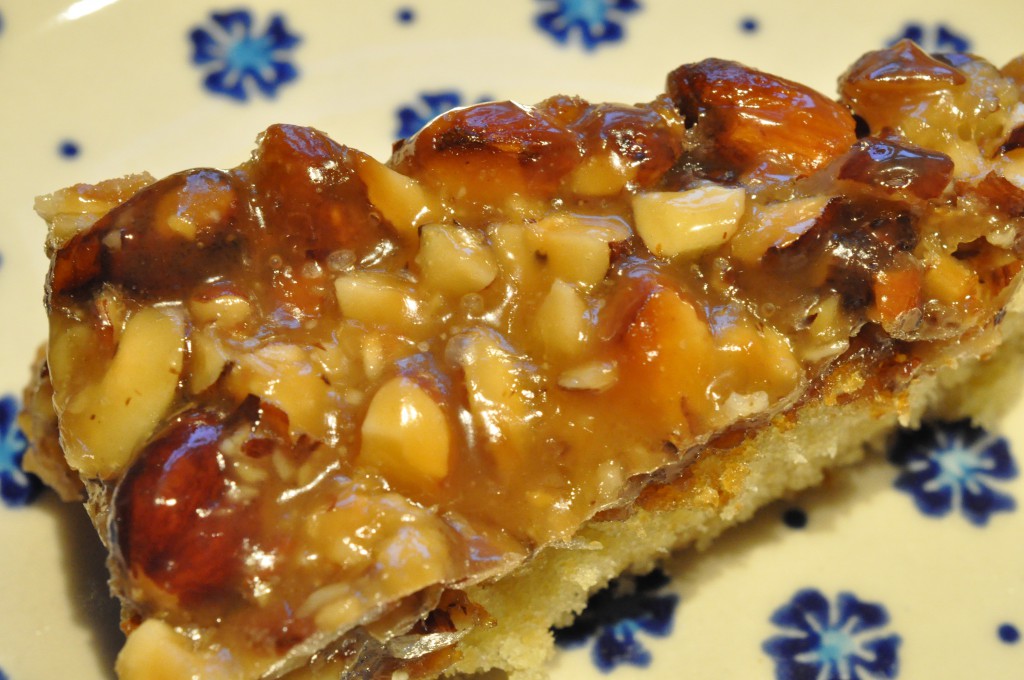 Toscakage med marcipan og nøddetopping