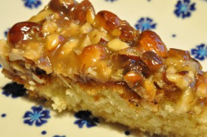 Toscakage med marcipan og nøddetopping