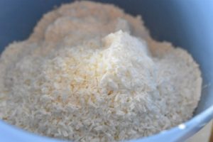 Kage med jordbærgrød - crumble med jordbær og kokosmel