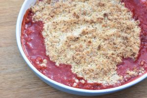 Kage med jordbærgrød - crumble med jordbær og kokosmel