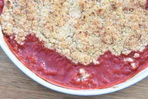 Kage med jordbærgrød - crumble med jordbær og kokosmel