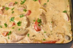 Mørbrad i fad med pikant flødeost & peberfrugt