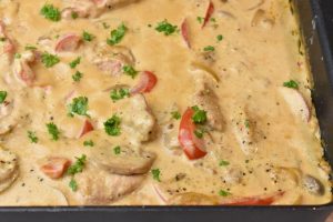 Mørbrad i fad med pikant flødeost & peberfrugt