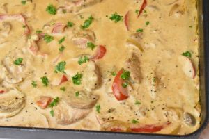 Mørbrad i fad med pikant flødeost & peberfrugt