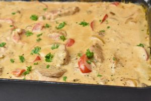 Mørbrad i fad med pikant flødeost & peberfrugt