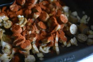 Spaghetti med pølser, ketchup og løg - stegt pasta