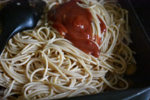 Spaghetti med pølser, ketchup og løg - stegt pasta