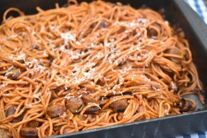 Spaghetti med pølser, ketchup og løg - stegt pasta