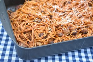 DSC_3563 • nogetiovnen.dk Spaghetti med pølser, ketchup og løg - stegt pasta