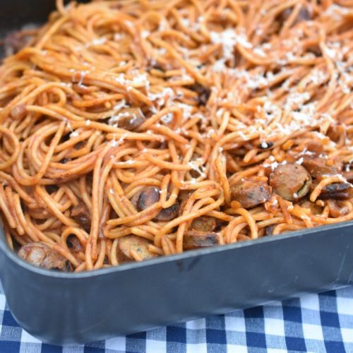 Spaghetti med pølser, ketchup og løg - stegt pasta