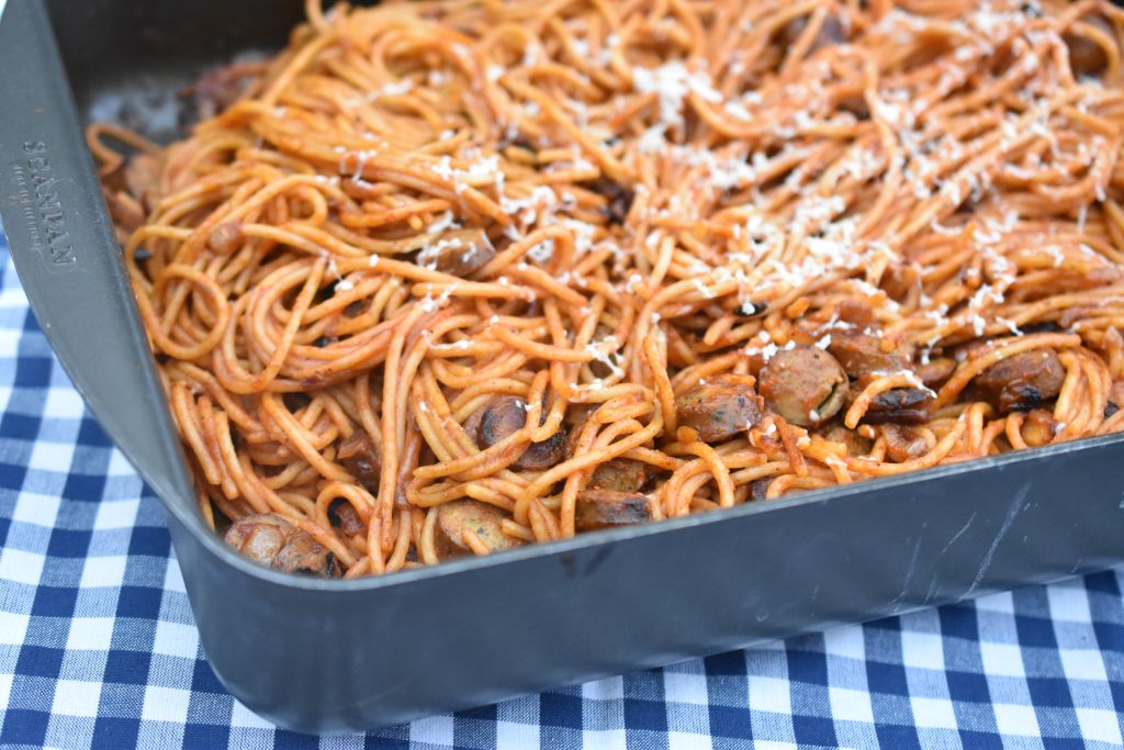 Spaghetti med pølser, ketchup og løg - stegt pasta