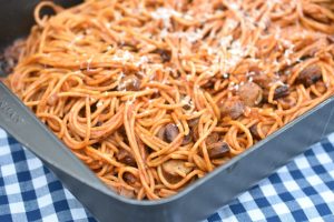 Spaghetti med pølser, ketchup og løg - stegt pasta