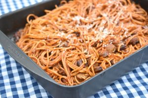 Spaghetti med pølser, ketchup og løg - stegt pasta