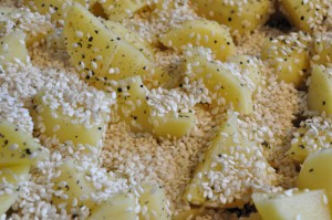 Sesamkartofler og pandestegte entrecotes i flødesauce