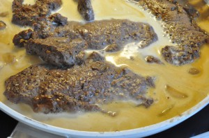 Sesamkartofler og pandestegte entrecotes i flødesauce