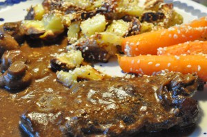 Sesamkartofler og pandestegte entrecotes i flødesauce