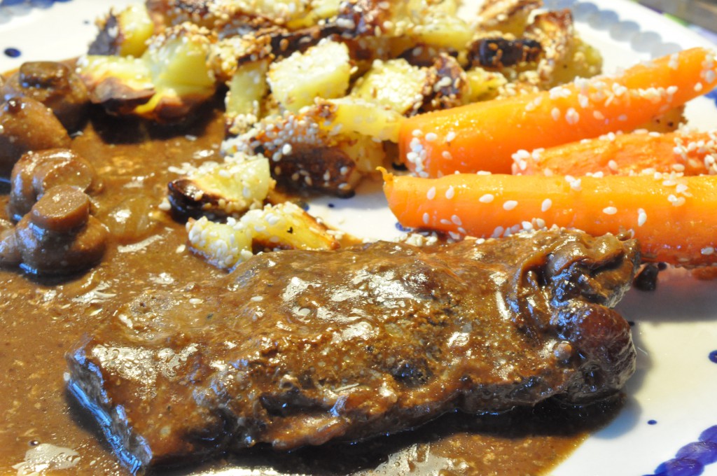 Sesamkartofler og pandestegte entrecotes i flødesauce