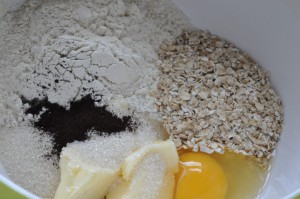 Rabarbercrumble med æg og havregryn