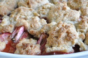 Rabarbercrumble med æg, havregryn og smør