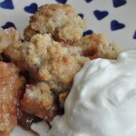 Rabarbercrumble med æg, havregryn og smør