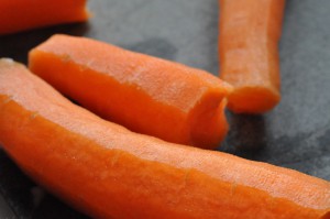 Pasta med pølser, ketchup & løg - på panden