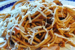 Spaghetti med pølser, ketchup og løg - stegt pasta