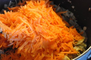 Verdens bedste lasagne med gulerødder og hvidløgsbrød opskrift