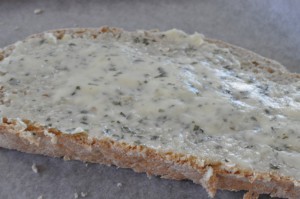 Hvidløgsbrød af brødrest - nem opskrift i ovn