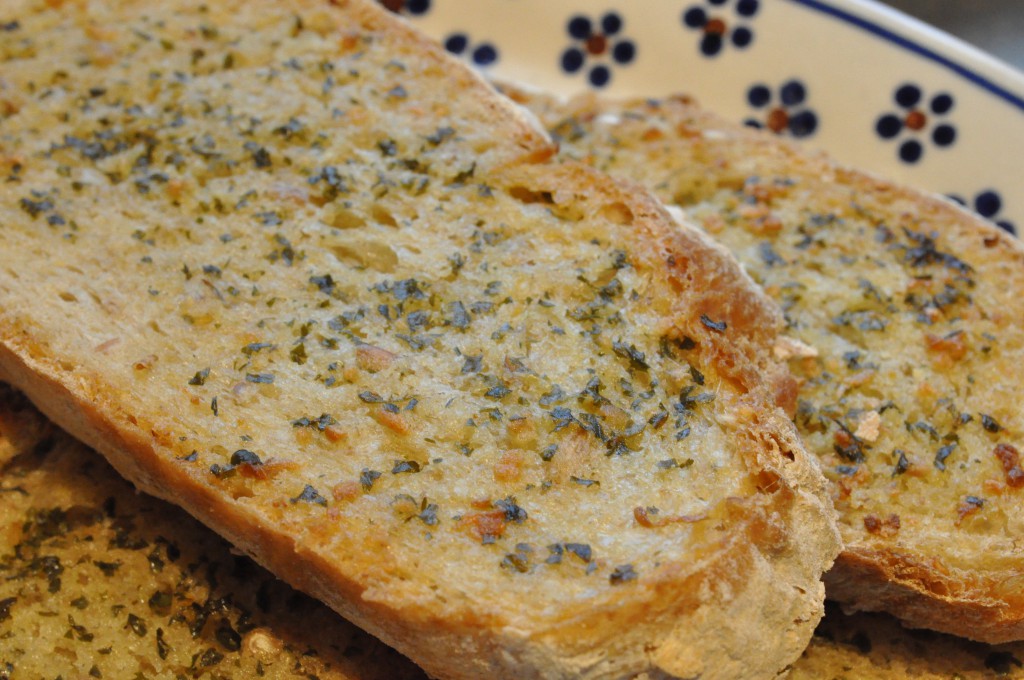 Sprøde lækre hjemmelavede hvidløgsbrød af brødrest