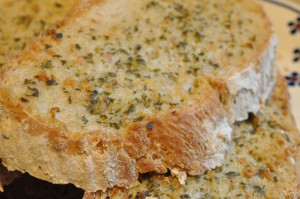 DSC_4868 • nogetiovnen.dk Hvidløgsbrød af brødrest - nem opskrift i ovn