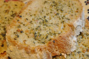 DSC_4869 • nogetiovnen.dk Hvidløgsbrød af brødrest - nem opskrift i ovn