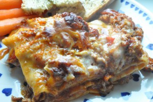 Verdens bedste lasagne med gulerødder og hvidløgsbrød opskrift