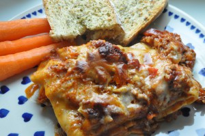 Verdens bedste lasagne med gulerødder og hvidløgsbrød