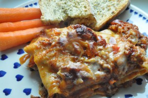Verdens bedste lasagne med gulerødder og hvidløgsbrød