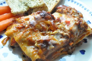 Verdens bedste lasagne med gulerødder og hvidløgsbrød