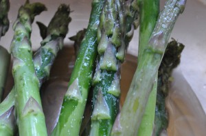 Pestokartofler og marinerede nakkekoteletter, grønne asparges og aioli