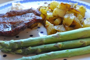 Pestokartofler og marinerede nakkekoteletter, grønne asparges og aioli